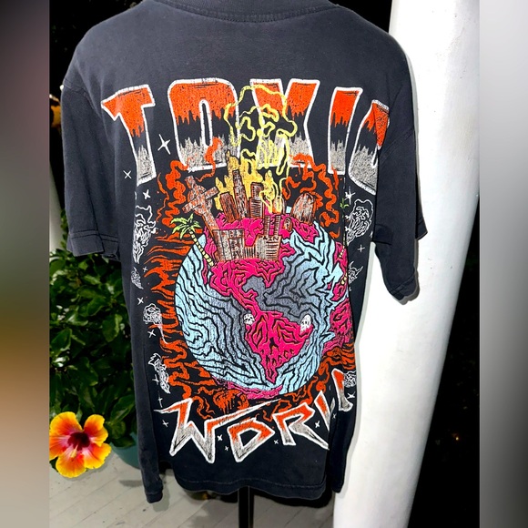 TOXICITY
TOXICITY: Toxic World Vintage Graphic Tee •Men’s size:S-fits like L EUC - Picture 1 of 4